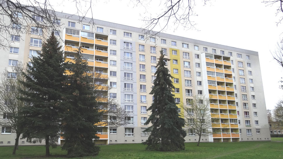 10-stöckiges Mehrfamilienhaus mit gelben Balkonen