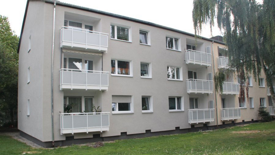 Dreistöckiges Mehrfamilienhaus mit neuem WDVS und neuen Balkonen