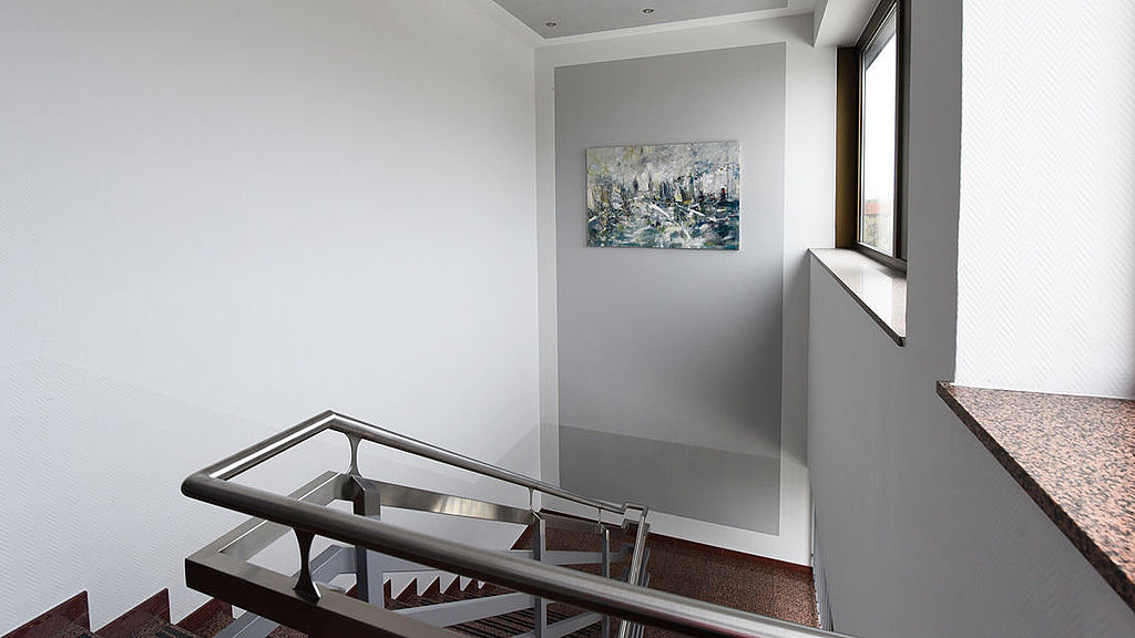 Treppenhaus in einem modernen Bürogebäude